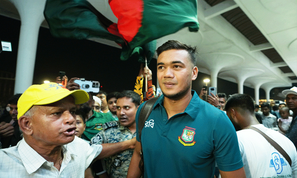 The Bangladesh cricket team departed Dhaka for the USA early on Thursday to participate in the ICC Men’s T20 World Cup 2024. Taskin Ahmed (vice-captain) at the Hazrat Shahjalal International Airport. Photo : BCB