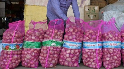 India slaps 40% export duty on onions