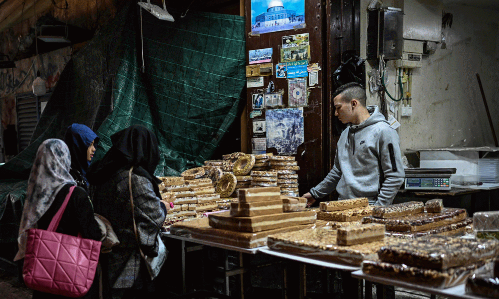 Palestinians buy traditional sweets ahead of Eid ul-Fitr which marks the end of the Muslim holy fasting month of Ramadan, in Jerusalem's Old City on April 9, 2024. Photo : AFP