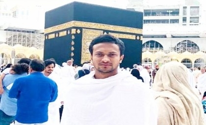 Shakib returns to country after performing Umrah