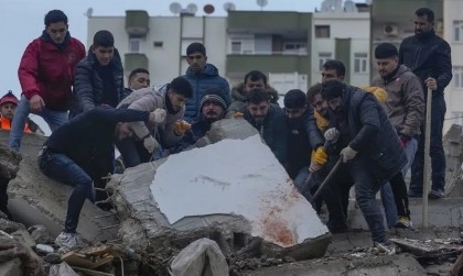 Survivors scream as desperate rescuers work in Turkey, Syria
