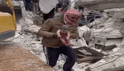 Pregnant woman gives birth while buried under rubble in Syria (video)