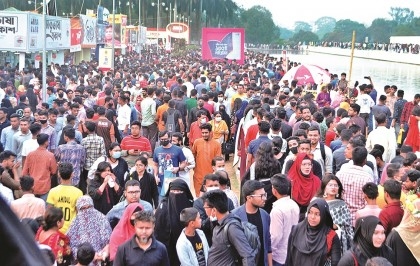 Book fair draws huge crowd on Amar Ekushey 

