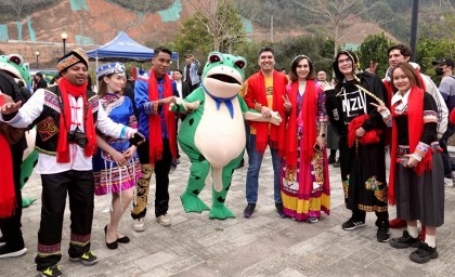 Foreign tourists immerse themselves in traditional folk customs of "Frog Festival" in China