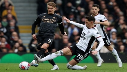 Arsenal regain five-point lead with Fulham stroll, Casemiro off as Man Utd draw