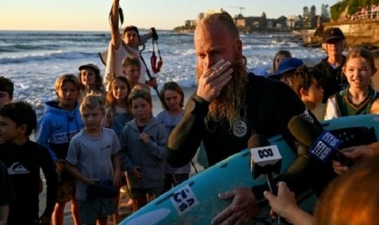 Australian smashes record for world's longest surf