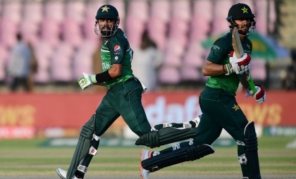 Record-breaking Azam lifts Pakistan to 334-6 in fourth ODI