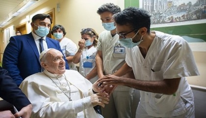 Pope readies to leave hospital after hernia operation