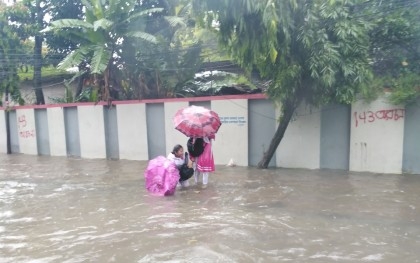 Heavy rain disrupts people’s lives in Barishal   

