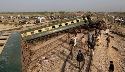 Death toll from Pakistan passenger train derails climbs to 30