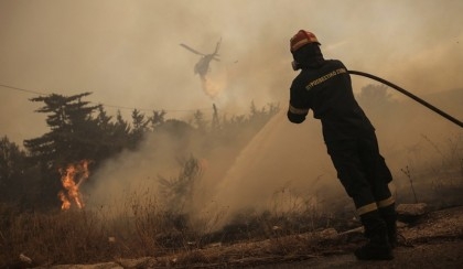 Greek fires continue to rage, as toll rises to 21
