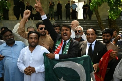Lawyers say 'manipulation' keeps Pakistan ex-PM Khan in jail despite bail