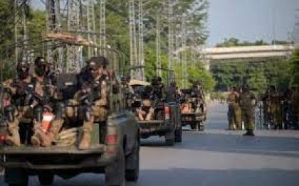 Suicide bomber kills nine soldiers in west Pakistan