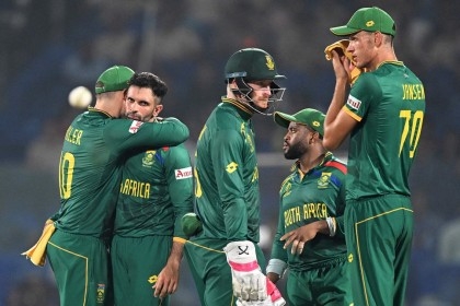 Record-setting South Africa defeat Sri Lanka by 102 runs in World Cup

