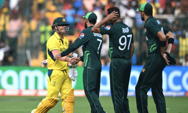 Butter-fingered Pakistan back in drop zone against Australia