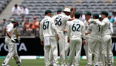 Pakistan lose four wickets in Australia run chase