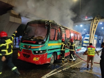 Miscreants set bus on fire in capitals’ Gulistan