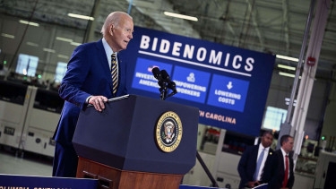 Biden sells economic strength, but voters aren't buying yet