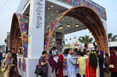 Book fair abuzz with readers on first holiday