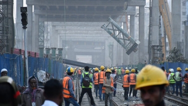 Crane collapse on rail tracks from Elevated Expressway disrupts train movement