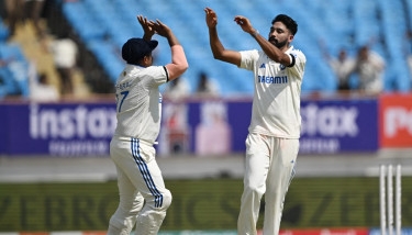 India bowl out England for 319, lead by 126 in third Test