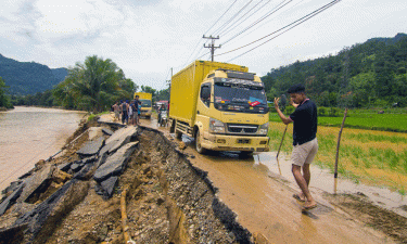 18 dead, 5 missing as floods, landslide hit Indonesia