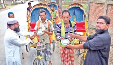 Bashundhara Iftar delights rickshaw pullers, workers