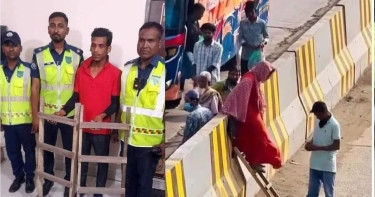 No crossing point for 2 months; man lends ladder to pedestrians for Tk 5, gets arrested