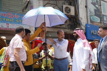 DNCC gives umbrellas to 35,000 rickshaw pullers
