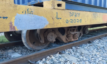 Burimari Express derails in Pabna, service between Dhaka and north disrupted