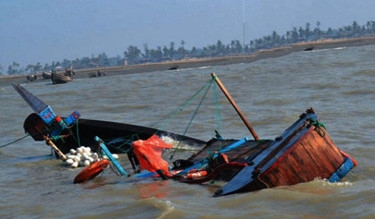 Fisherman dies as trawler hits anchored barges in Bhola