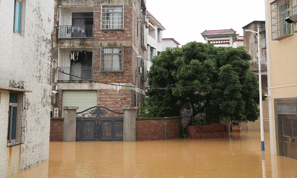 Buildings flooded by heavy rains from Typhoon Sanba are seen in Maoming, in China’s southern Guangdong province on October 21. Photo : AFP