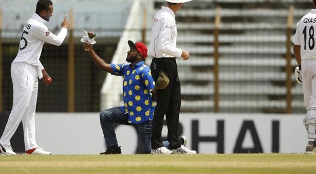 Shakib's fan runs onto the field to give him flower