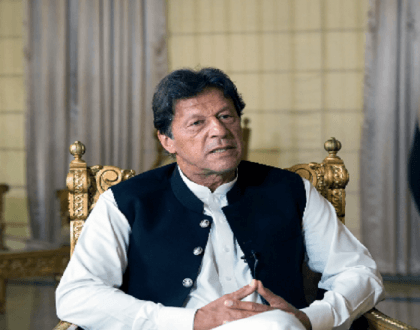 Street battle as Pak cops try to arrest Imran Khan, supporters block them