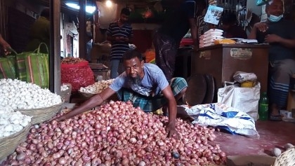 Indian onions start reaching Satkhira, leading to prices easing down