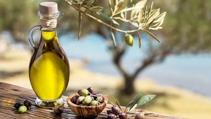 A daily dose of olive oil could lower risk of dying from dementia: Study   
