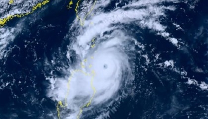 Super Typhoon Saola sweeps towards southern China megacities