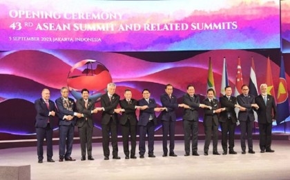 President joins ASEAN Summit in Indonesia