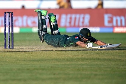 Four-wicket De Leede helps Dutch bowl out Pakistan for 286

