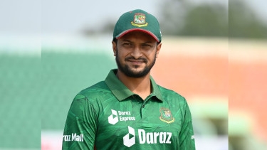 Shakib submits nomination forms to contest general election