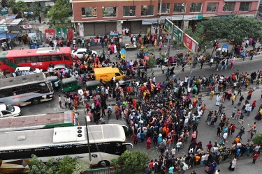 RMG workers block Kuril Bishwa Road for arrears