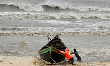 Deadly Bangaldesh cyclone one of longest seen