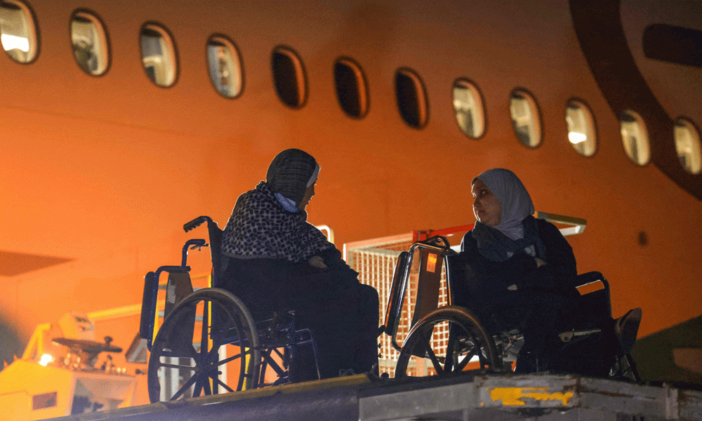 Palestinians evacuated from the Gaza Strip board a plane at Egypt's El-Arish International Airport bound for Abu Dhabi early on November 27, 2023, as part of a humanitarian mission organised by the United Arab Emirates. Israel and Hamas announced a deal on November 22, allowing at least 50 hostages and scores of Palestinian prisoners to be freed while offering besieged Gaza residents a four-day truce after weeks of all-out war. Photo : AFP