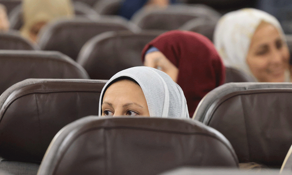 Palestinians evacuated from the Gaza Strip board a plane at Egypt's El-Arish International Airport bound for Abu Dhabi early on November 27, 2023, as part of a humanitarian mission organised by the United Arab Emirates. Israel and Hamas announced a deal on November 22, allowing at least 50 hostages and scores of Palestinian prisoners to be freed while offering besieged Gaza residents a four-day truce after weeks of all-out war. Photo : AFP