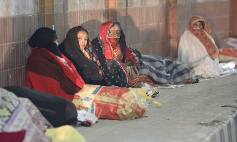 The biting cold has hit severely the earnings of low-income people. The snapshot was taken from Minto Road in the capital. Photo : Kamrul Islam Ratan