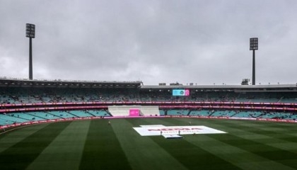 Rain prevents play up to lunch on day three of Sydney Test