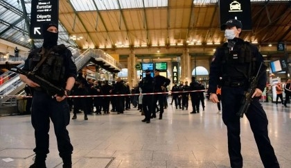 Six injured in Paris station knife attack