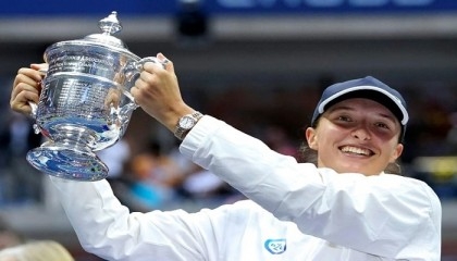 World number one Swiatek leads Australian Open charge