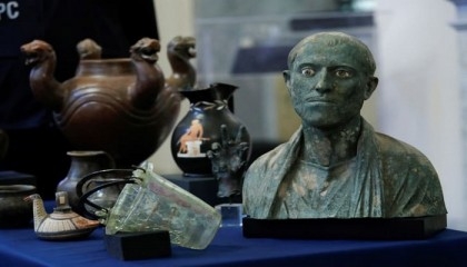 Seized artifacts worth $20 million are shown off on return to Italy