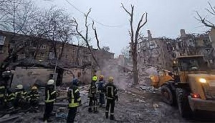 Russia strikes Ukraine residential building, Kyiv warns of fresh offensive